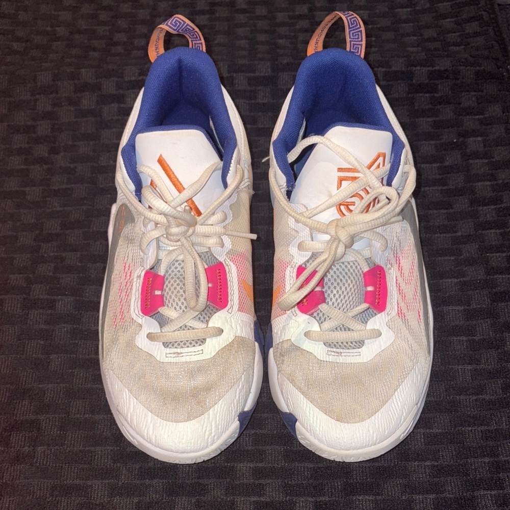 Kids Giannis Immortality basketball sneakers size 5